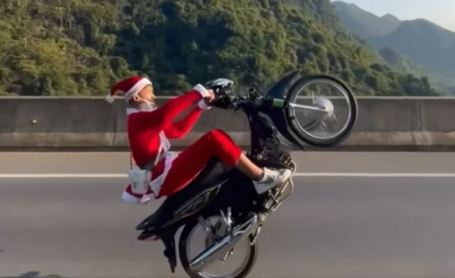 Thanh niên mặc đồ ông già Noel bốc đầu xe lạng lách và cái kết lọt vào tầm ngắm của công an