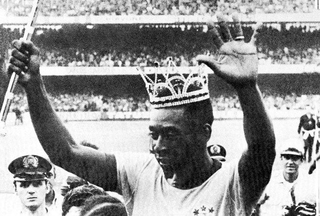 Bí mật của Pele: bị cấm đá bóng, bỏ lời thề do phá sản và một trọng tài bị đuổi vì… dám đuổi Pele - 2