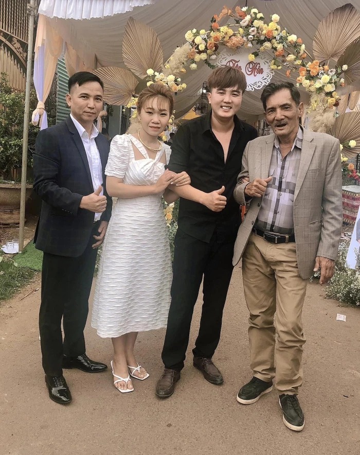 Tô Hiếu đăng ảnh đưa Thương Tín đi chạy show đám cưới. Từ đó cho thấy sức khỏe nam tài tử rất ổn.
