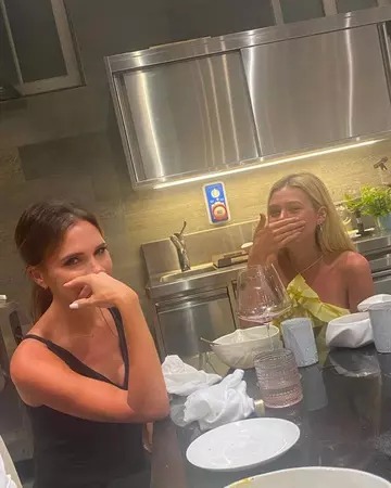 Victoria Beckham đăng ảnh với con dâu sau mâu thuẫn.