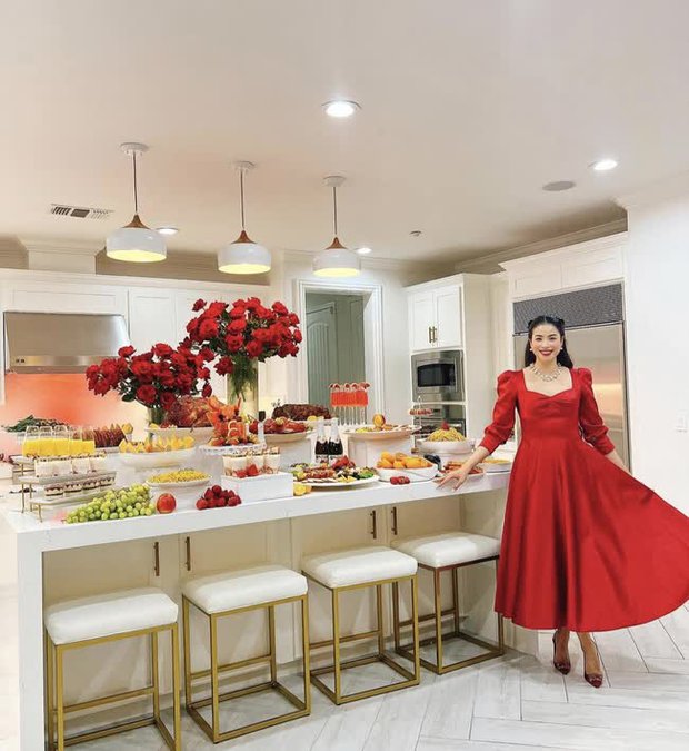 Nàng hậu thường xuyên tổ chức những buổi tiệc ăn uống sang trọng