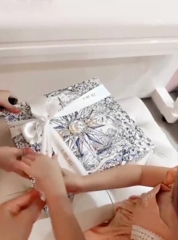 Nhã Phương cùng con gái Destiny khui quà Valentine mà Trường Giang tặng.