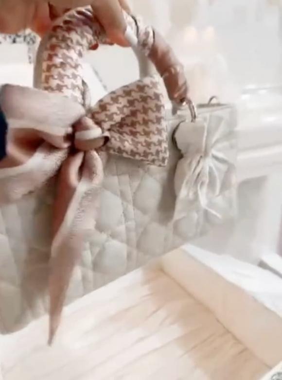 Đó là chiếc túi đến từ thương hiệu Dior cực đắt đỏ.