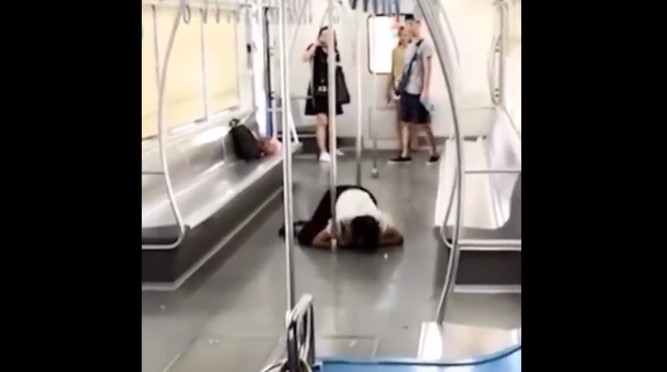 hoang hon canh nguoi phu nu lao den can hanh khach tren tau nhu trong phim zombie1
