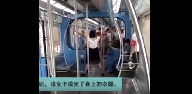 hoang hon canh nguoi phu nu lao den can hanh khach tren tau nhu trong phim zombie2