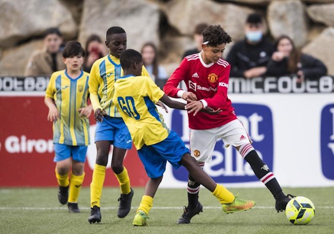 Con trai Ronaldo ghi bàn và ăn mừng theo phong cách CR7