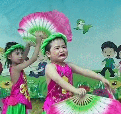 Bé gái khóc nức nở trên sân khấu nhưng vẫn hoàn thành hết bài múa khiến CĐM thốt lên: Quá đáng yêu! Ảnh 1