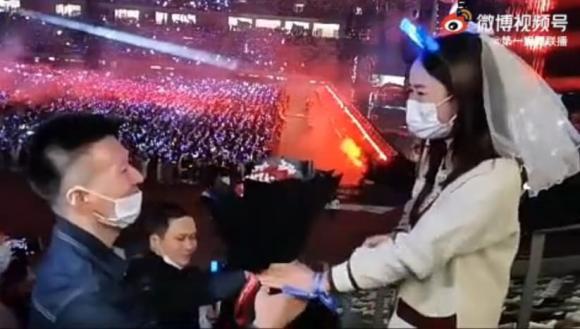 cầu hôn lãng mạn, cầu hôn trong concert, trương kiệt