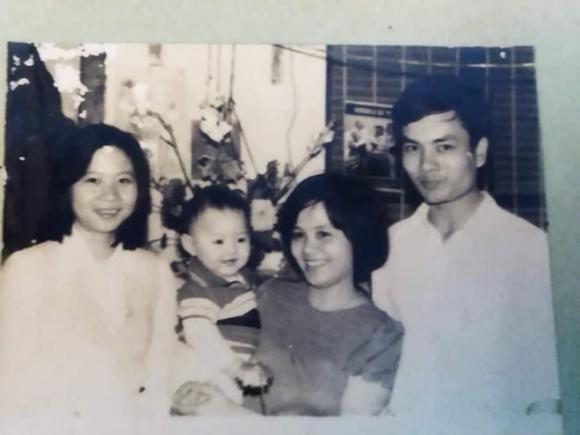 BTV Hoài Anh bên ba mẹ lúc còn nhỏ.