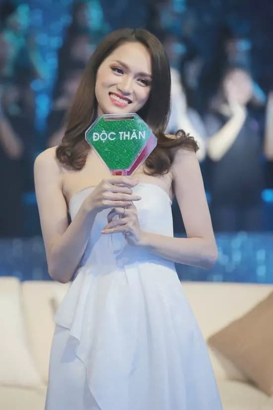 minh-tu-thay-the-huong-giang-tai-nguoi-ay-la-ai-dung-nhu-loi-don-dan-tinh-buc-xuc-22khong-co-huong-giang-la-nhat-khoi-xem22-5-ngoisaovn-w550-h825 5 hoa hậu Hương Giang, siêu mẫu Minh Tú, sao Việt