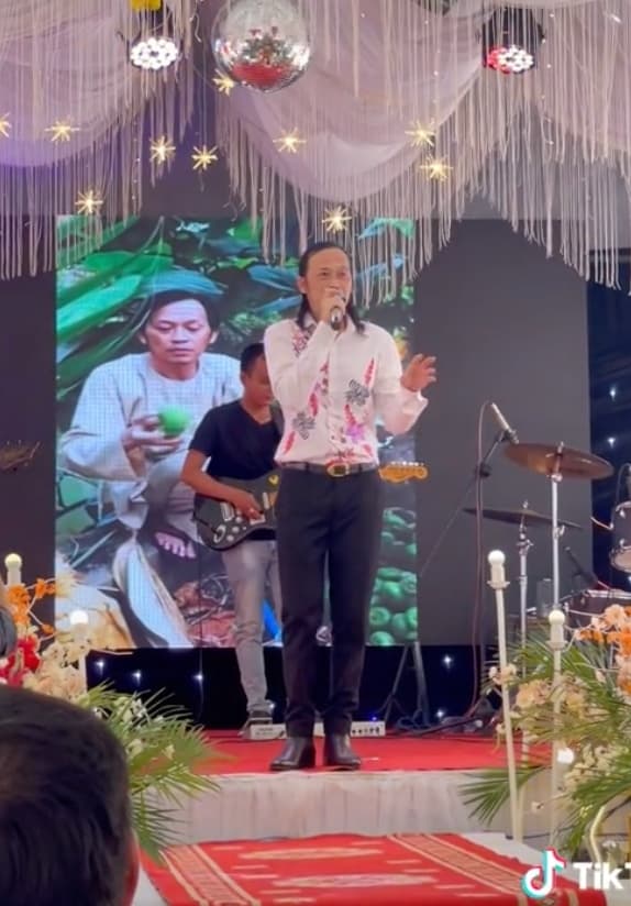 Danh hài Hoài Linh biểu diễn cực nhiệt tình khi dự đám cưới người quen