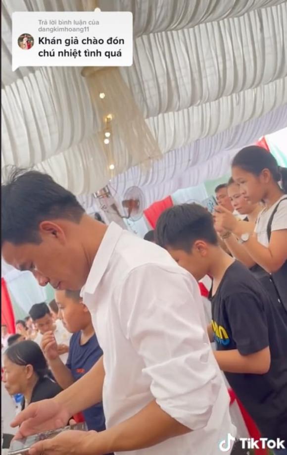 Nhiều quan khách đã đứng lên quay clip Hoài Linh biểu diễn, nhất là các em nhỏ