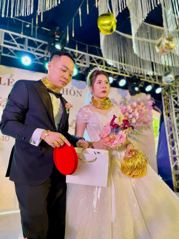 đeo vàng, đeo vàng trĩu cổ, cặp đôi đeo vàng trĩu cổ 