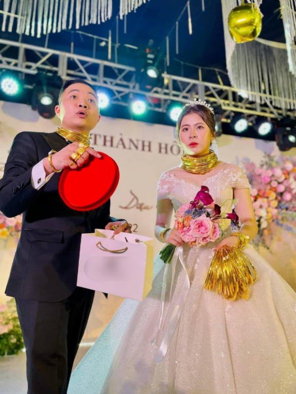 đeo vàng, đeo vàng trĩu cổ, cặp đôi đeo vàng trĩu cổ 