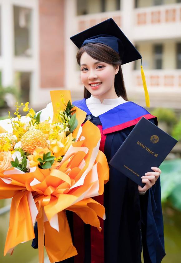 Giảng viên Âu Hà My nhận bằng Thạc sĩ.