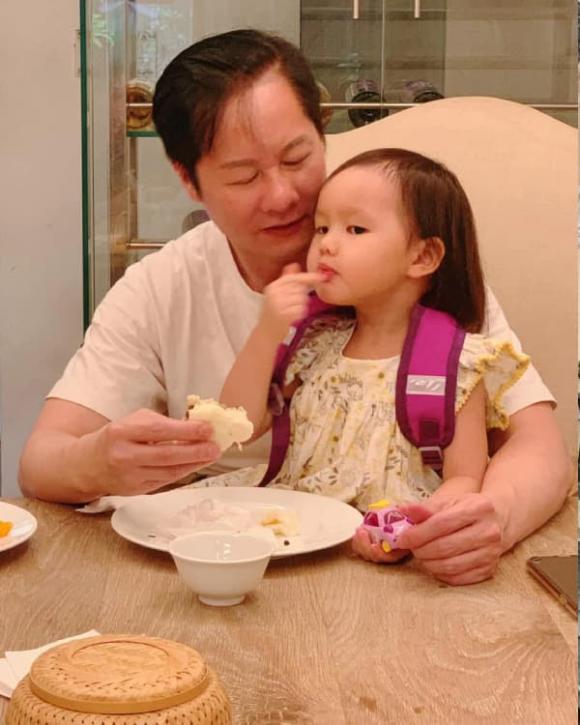 ong-xa-phan-nhu-thao-day-con-dung-chuan-22nha-ngheo22-biet-li-do-va-nhin-cach-be-truong-thanh-ma-nguong-mo-6-ngoisaovn-w600-h750 1 Người mẫu Phan Như Thảo,con gái Phan Như Thảo,ông xã Phan Như Thảo,sao Việt