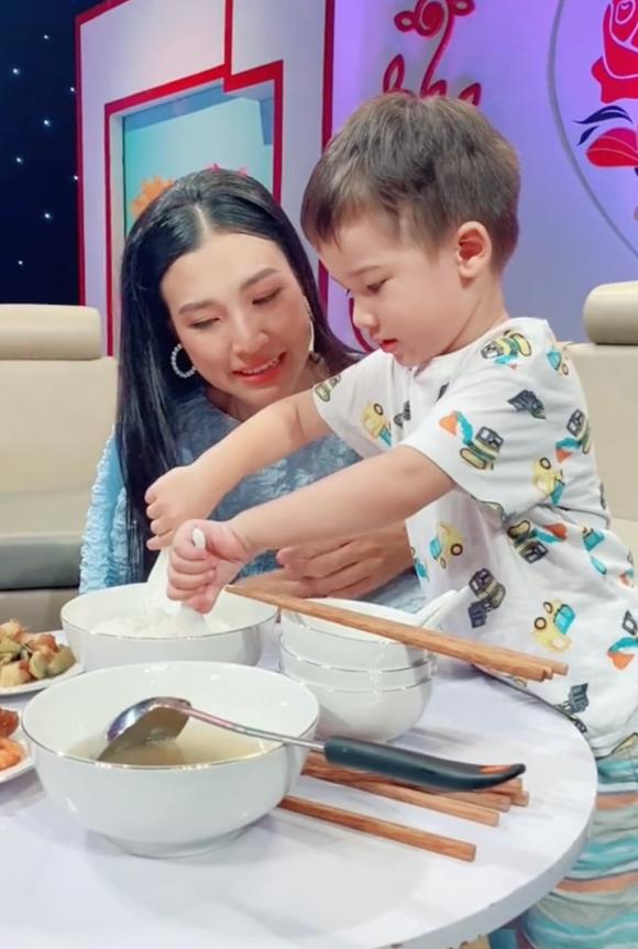 Hoàng Oanh khoe clip trêu ghẹo con trai khi bé mê đắm mâm cơm đạo cụ của mẹ