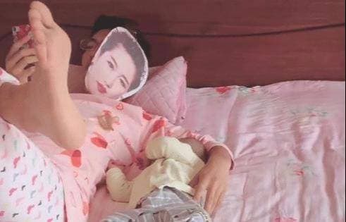 3-ong-bo-mac-quan-hoa-cham-con-ngoisaovn-w491-h315 2 ông bố trẻ, chăm con, phương pháp chăm con đặc biệt