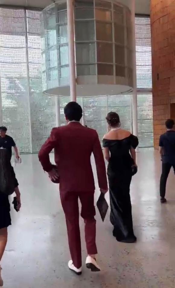 Anh Dũng đứng đợi Trương Ngọc Áh rất lâu để cùng vào sự kiện.