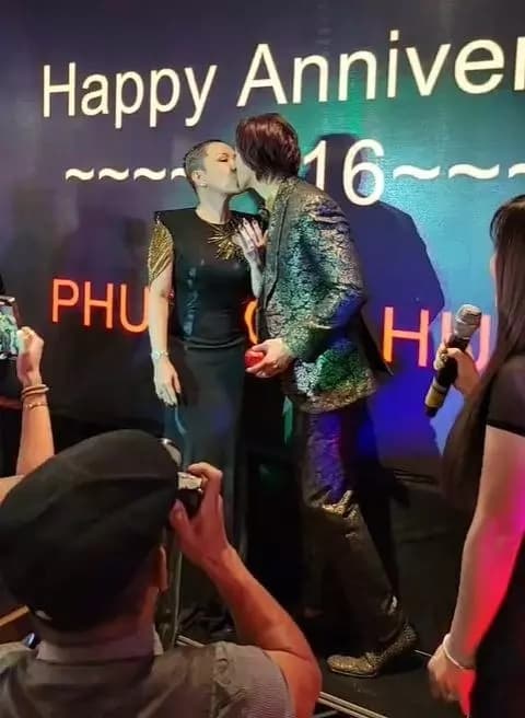 Cặp đôi hôn nhau đắm đuối.