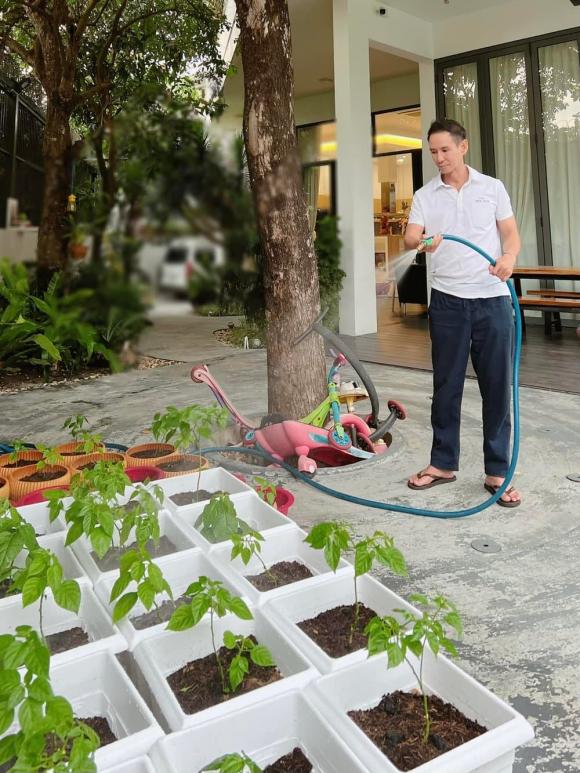 Lý Hải nói về lí do không khoe nhà khoe xe và không cho con tiếp xúc với tiền.