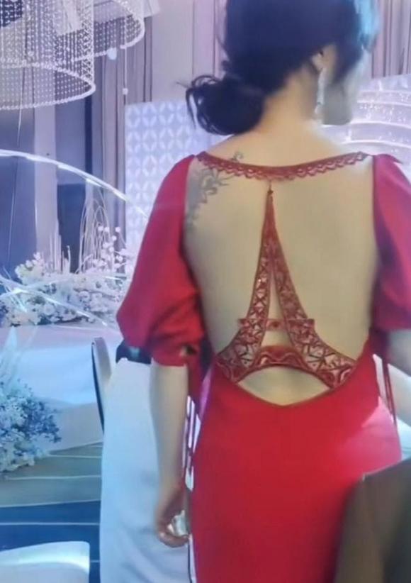 600-co-dau-an-mac-sexy-ngoisaovn-w640-h908 2 cô dâu xinh đẹp, cô dâu ăn mặc sexy, đám cưới ở Giang Tô