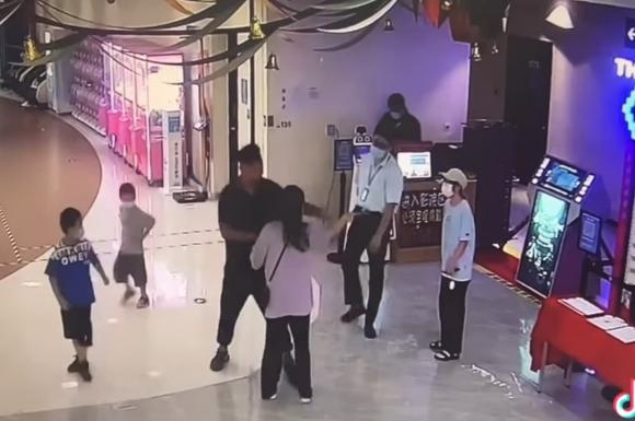 cô gái chấn thương não vì nhắc người ngồi sau trong rạp phim, tranh cãi rạp chiếu phim, tranh cãi mạng xã hội