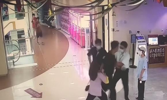 cô gái chấn thương não vì nhắc người ngồi sau trong rạp phim, tranh cãi rạp chiếu phim, tranh cãi mạng xã hội