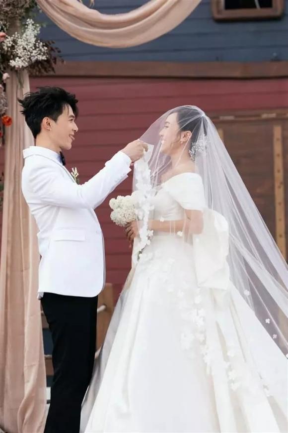 Chiếc đầm cưới mà Diệu Nhi gọi là "độc nhất vô nhị".