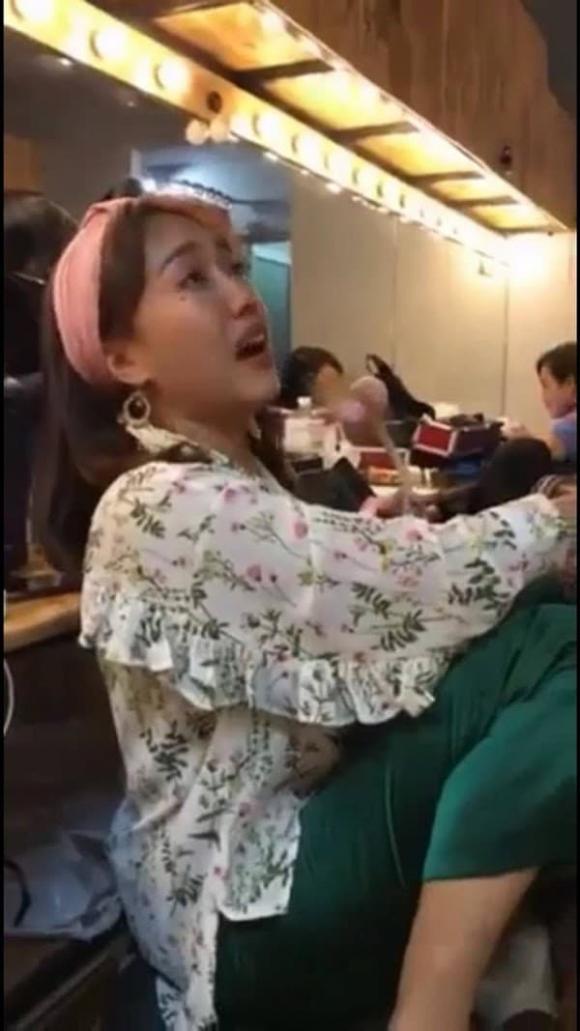 Diệu Nhi bật khóc khi Ngọc Trinh tặng đôi giày 25 triệu cho mình vì biết hoàn cảnh đàn em khó khăn.