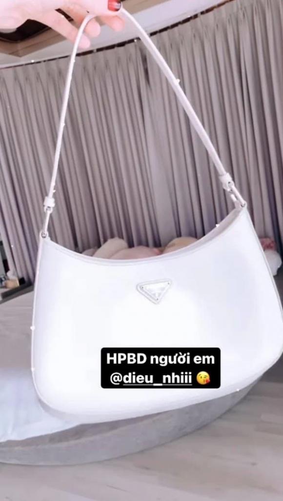 Cô còn thường xuyên tặng nhiều quà sinh nhật đắt đỏ cho đàn em.