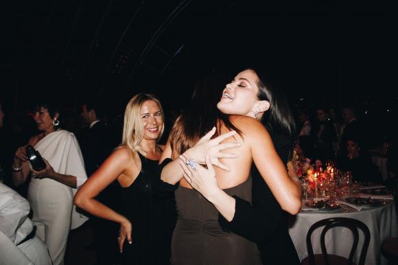 selena gomez, hailey bieber, justin bieber, hailey baldwin, selena gomez chụp ảnh với hailey bieber