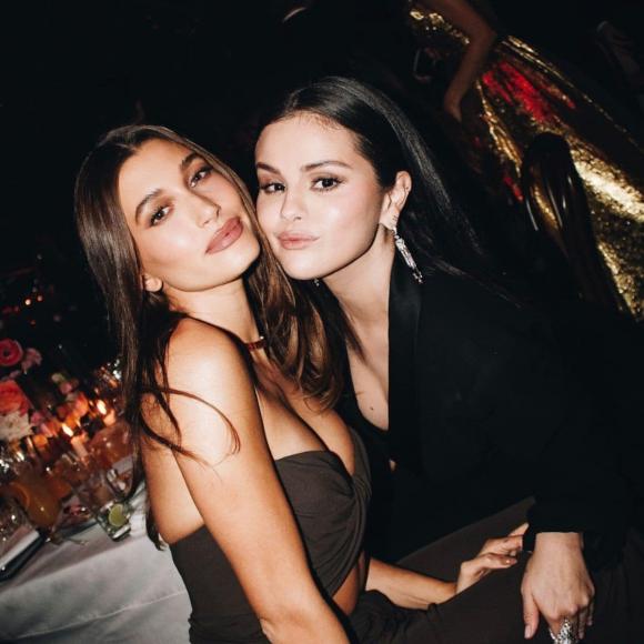 selena gomez, hailey bieber, justin bieber, hailey baldwin, selena gomez chụp ảnh với hailey bieber