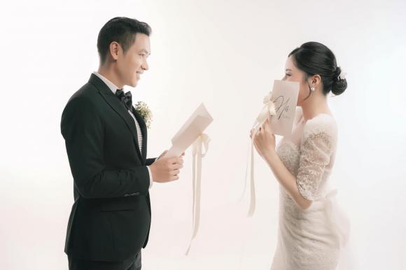 Ca sĩ Duy Khoa tung ảnh bên cô dâu giấu mặt.