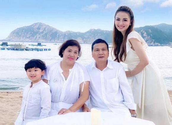 Diễm Hương và bố mẹ từng có quãng thời gian căng thẳng.