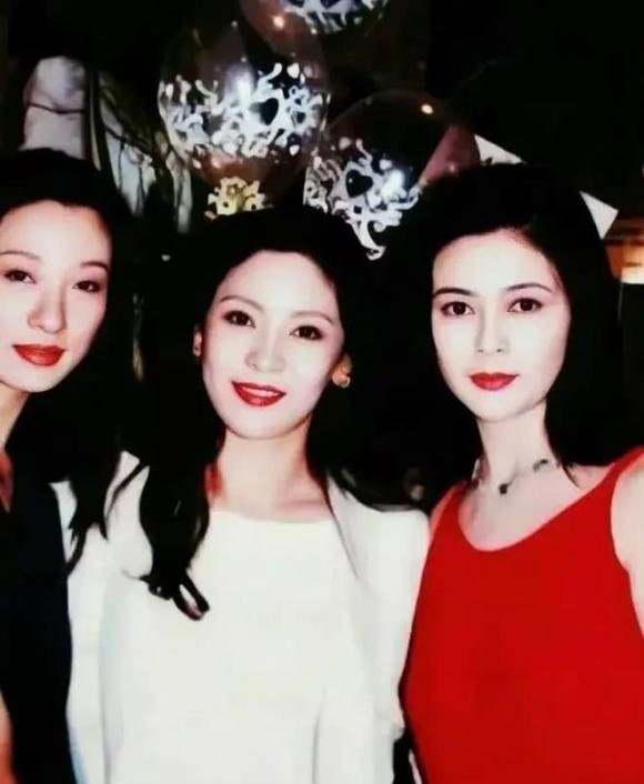 Trần Lam (áo trắng) bên cạnh Quan Chi Lâm (áo đỏ)