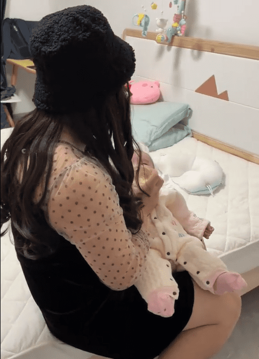 chăm em bé, cho bé bú bình, yêu thương em bé