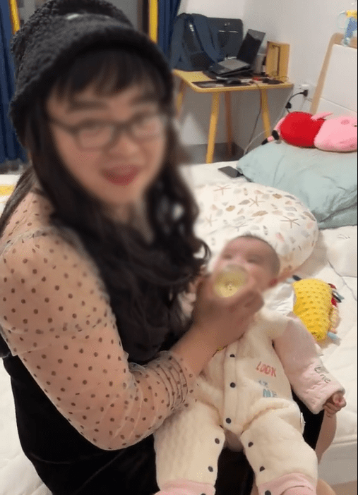 chăm em bé, cho bé bú bình, yêu thương em bé