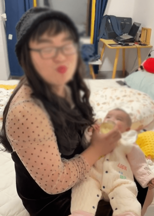 chăm em bé, cho bé bú bình, yêu thương em bé