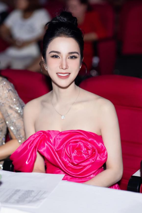 Cô khoe loạt ảnh xinh đẹp khi làm giám khảo của một cuộc thi nhan sắc.