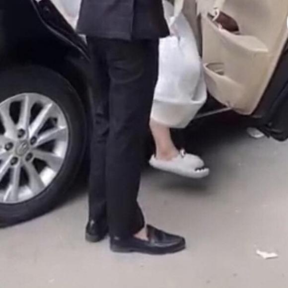 đi đép cá sấu mặc váy cưới 0 cô dâu đi dép cá sấu, dép cá sấu, ngày đặc biệt trong đám cưới