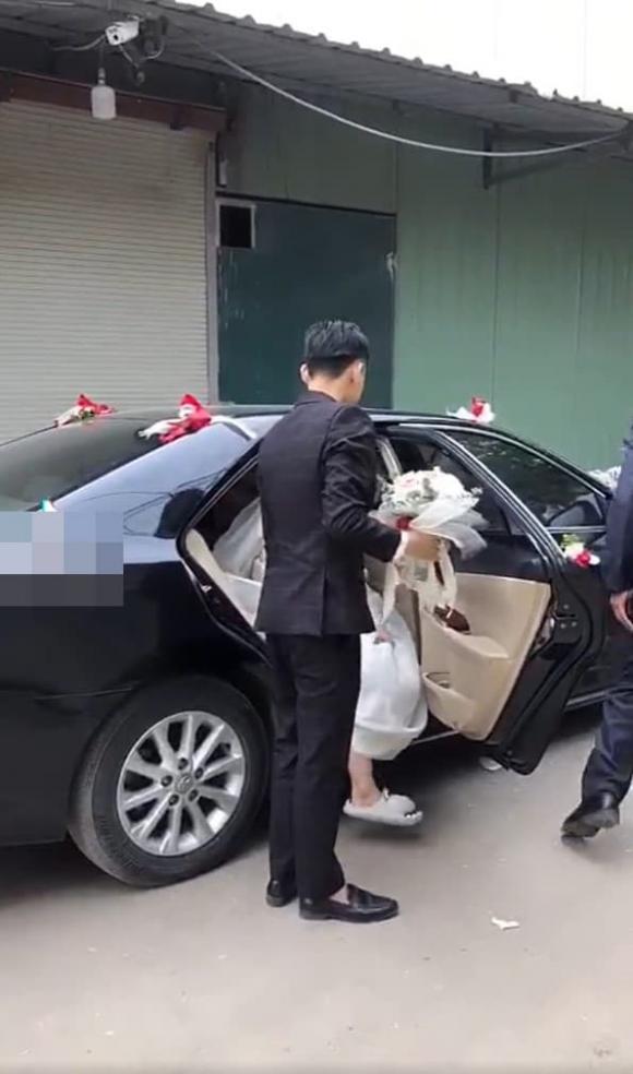 đi đép cá sấu mặc váy cưới 3 cô dâu đi dép cá sấu, dép cá sấu, ngày đặc biệt trong đám cưới