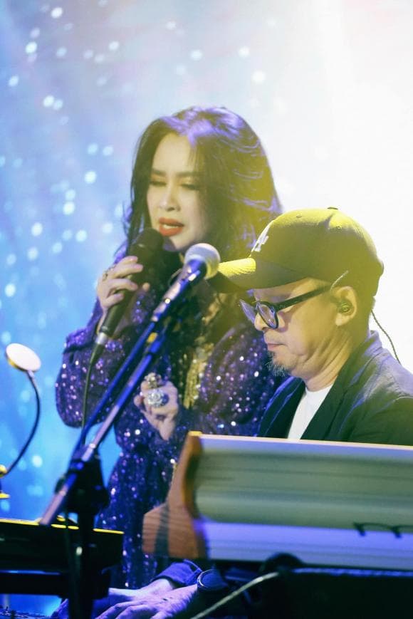 "Anh bạn cũ Quốc Trung thì trên sân khấu chỉ đạo. Anh bạn mới Bùi Tiến Hùng thì ngồi dưới cổ vũ… hạnh phúc chi mà ngọt thấu tim gan thế, đơn giản nó là vậy đến hồi, mình hưởng thôi. Cảm ơn 2 anh", Thanh Lam chia sẻ trong một bài đăng gần đây.