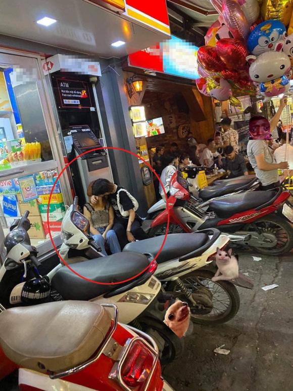 hôn nhau nơi công cộng, hôn nhau ở cây ATM, hôn nhau, 