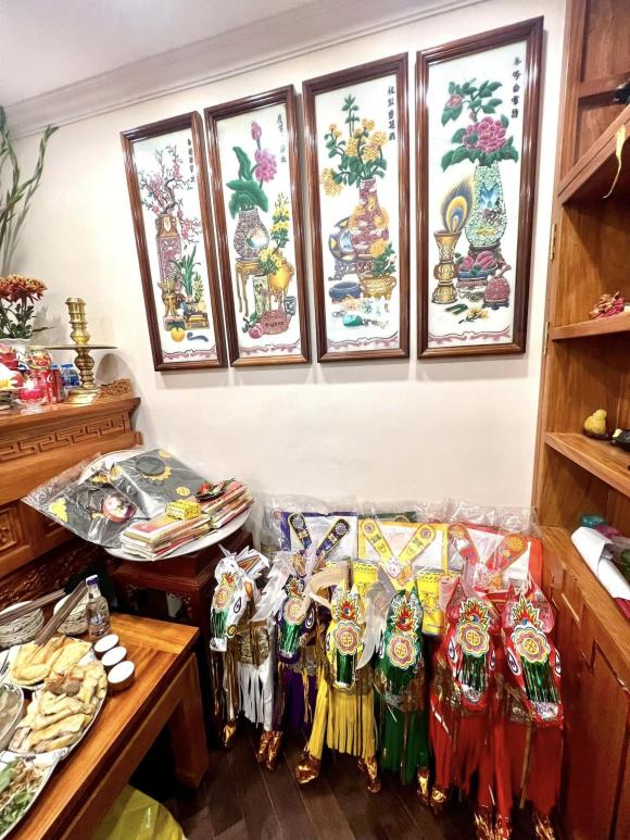 Gia đình nam nghệ sĩ cúng nhập trạch tại nhà mới.