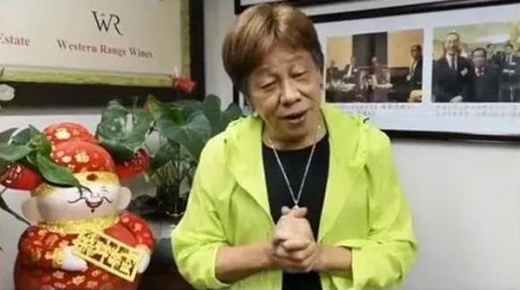 Lương Tiểu Long chúc mừng đám cưới đệ tử Lý Uy Long.
