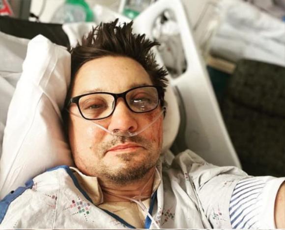Jeremy Renner lần đầu lộ diện trên giường bệnh sau tai nạn máy ủi tuyết