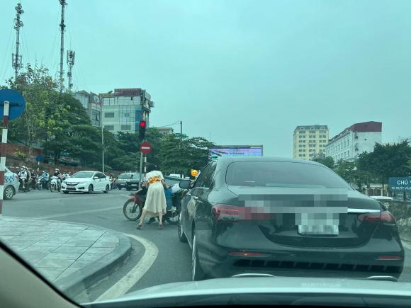 việc tử tế, giúp đỡ người đi đường, chị đẹp đi xe sang, giới trẻ 