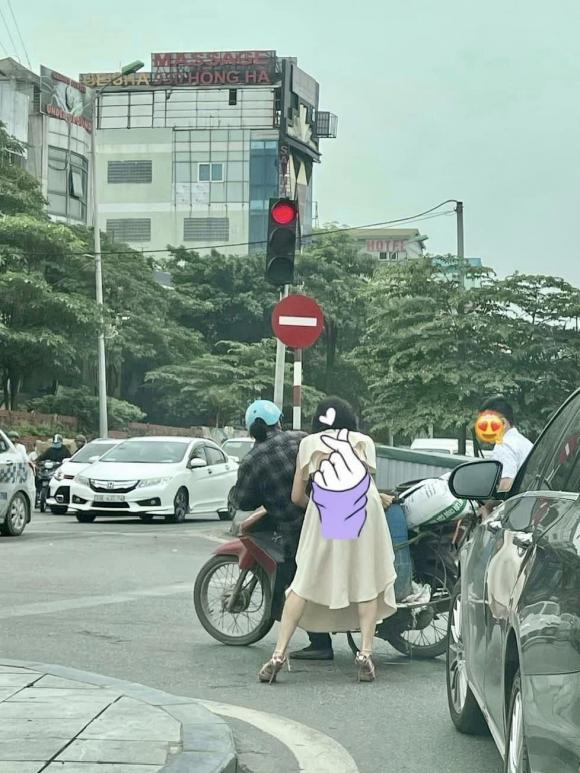 việc tử tế, giúp đỡ người đi đường, chị đẹp đi xe sang, giới trẻ 