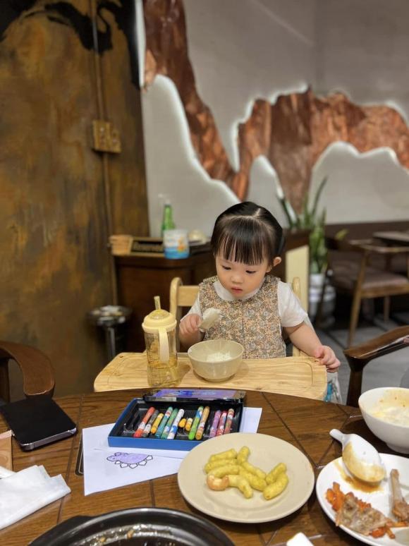 Bà gọi ba con Cường Đô Là và bé Suchin bằng biệt danh rất yêu.